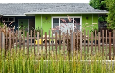 รั้วสำหรับที่อยู่อาศัยในช่วงฤดูร้อน: ภาพถ่ายของการออกแบบที่มีราคาไม่แพงและมีสไตล์