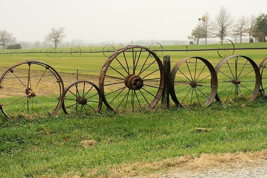 Проявявайки въображение, можете да използвате всякакви материали, например стари колела Проявявайки въображение, можете да използвате всякакви материали, например стари колела