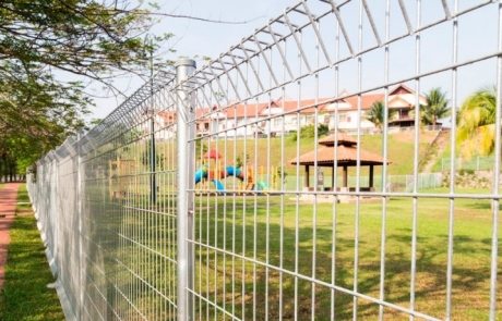 รั้วที่ทำจากตะแกรงตาข่ายรั้วที่ทำจากตาข่ายโซ่ลิงค์ รูปถ่ายของตัวเลือกที่ดี