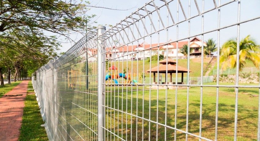 ตาข่ายตีเชื่อมมีความทนทานต่อสภาพอากาศและไม่ปิดกั้นการซึมผ่านของแสงแดด รั้วที่ทำจากตะแกรงตาข่ายรั้วที่ทำจากตาข่ายโซ่ลิงค์ รูปถ่ายของตัวเลือกที่ดี