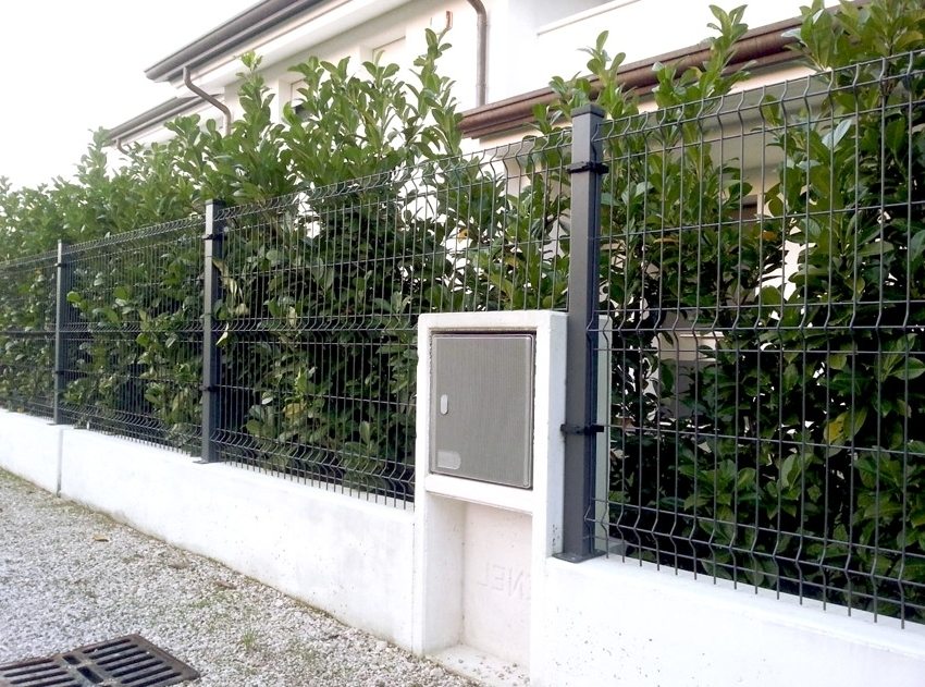 ส่วนของตาข่ายเชื่อมสามารถติดเข้ากับเสาพิเศษได้อย่างรวดเร็วและง่ายดาย ส่วนของตาข่ายเชื่อมสามารถติดเข้ากับเสาพิเศษได้อย่างรวดเร็วและง่ายดาย