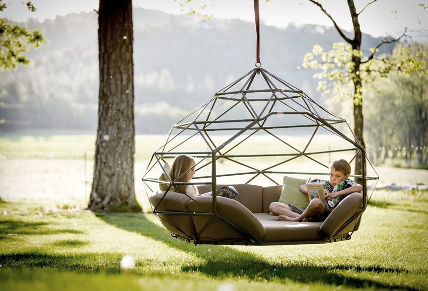 Hieno roikkuva keinu ohuista metalliputkista Hieno roikkuva keinu ohuista metalliputkista