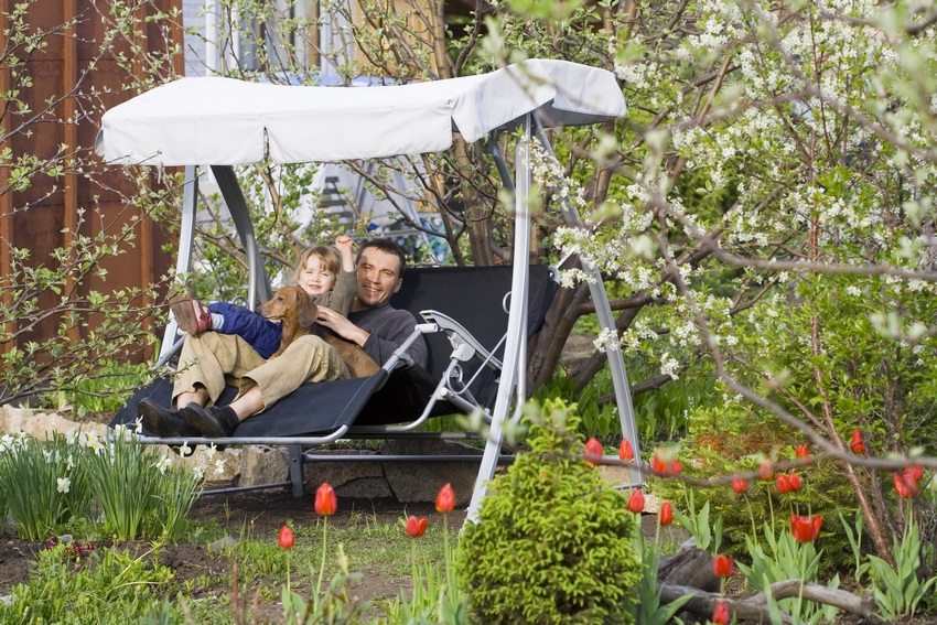 Yksityisen talon puutarhassa sijaitsevasta metallikehästä tulee suosikki paikka rentoutua Yksityisen talon puutarhassa sijaitsevasta metallikehästä tulee suosikki paikka rentoutua