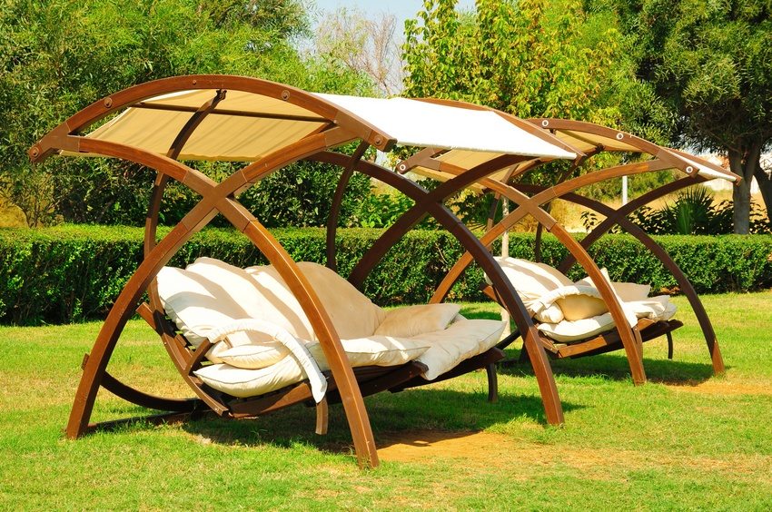 Puutarhakiinnikkeen materiaali voi olla sekä metallia että puuta. Puutarhakiinnikkeen materiaali voi olla sekä metallia että puuta.