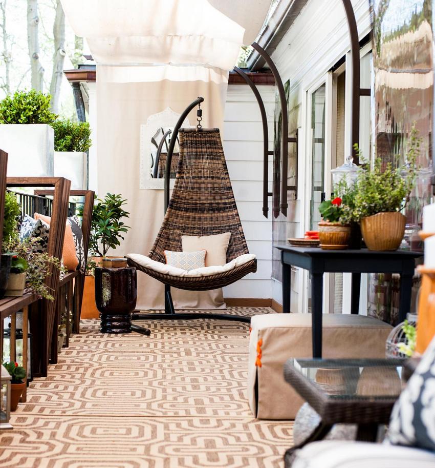 Liikkuva versio keinusta, joka on valmistettu metallista ja jossa on etninen tyyli Liikkuva versio keinusta, joka on valmistettu metallista ja jossa on etninen tyyli