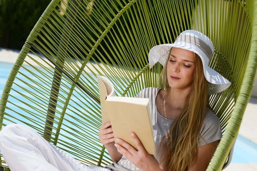 Kodikas metallinen keinu pajuista muovista Kodikas metallinen keinu pajuista muovista