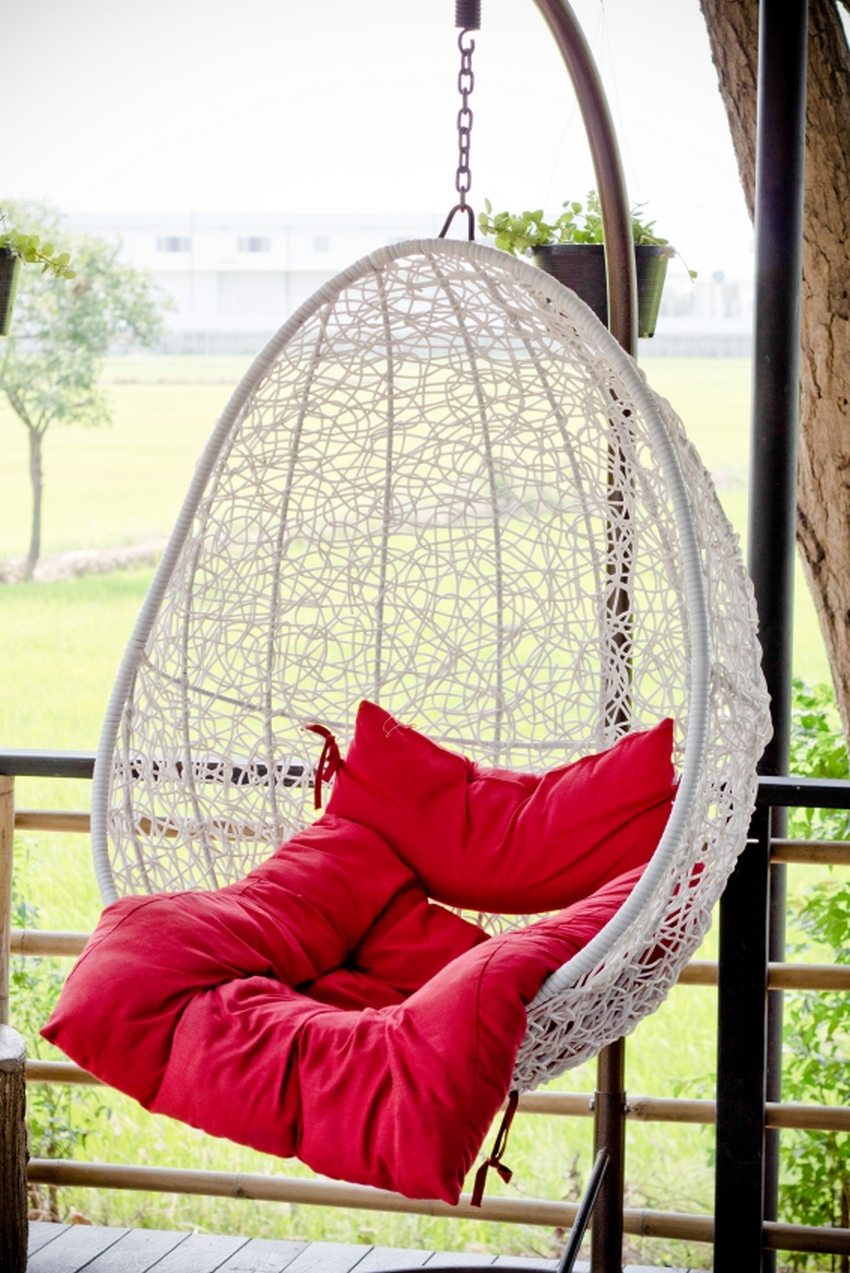 Siirrettävä riipputuoli, jossa metallirunko Siirrettävä riipputuoli, jossa metallirunko