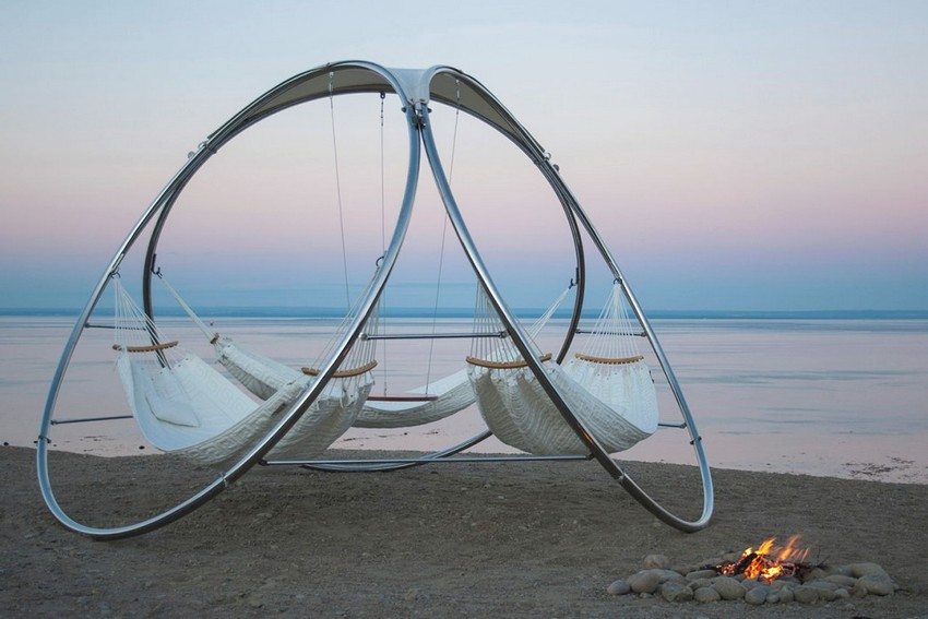 Futuristinen keinu, valmistettu metallista Futuristinen keinu, valmistettu metallista