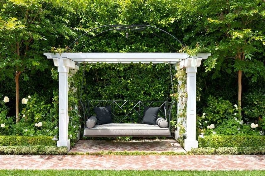Puinen pergola toimii perustana metallikiinnikkeen ripustamiselle Puinen pergola toimii perustana metallikiinnikkeen ripustamiselle