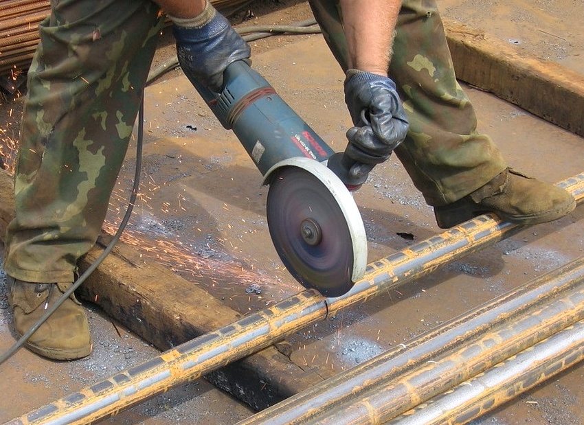 Metalliputkista koostuvan puutarhakiinnitysrakenteen luominen Metalliputkista koostuvan puutarhakiinnitysrakenteen luominen