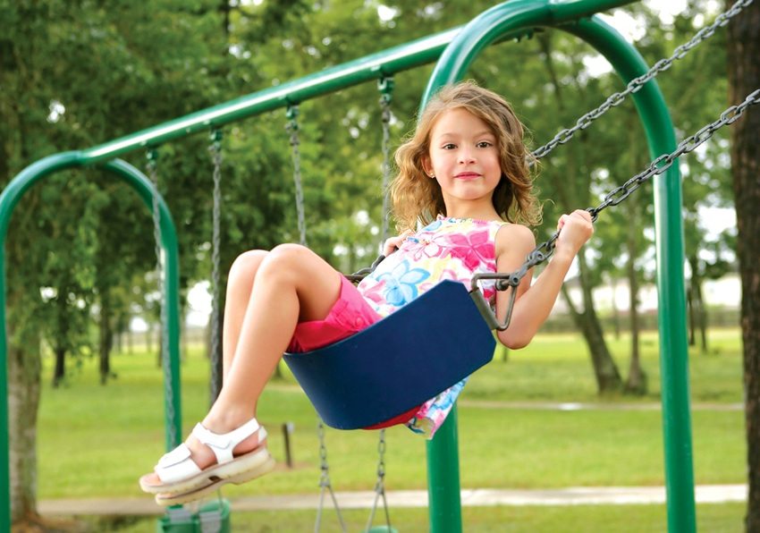 Metalliputket ovat erinomainen materiaali lasten swingin kehyksen luomiseen Metalliputket ovat erinomainen materiaali lasten swingin kehyksen luomiseen