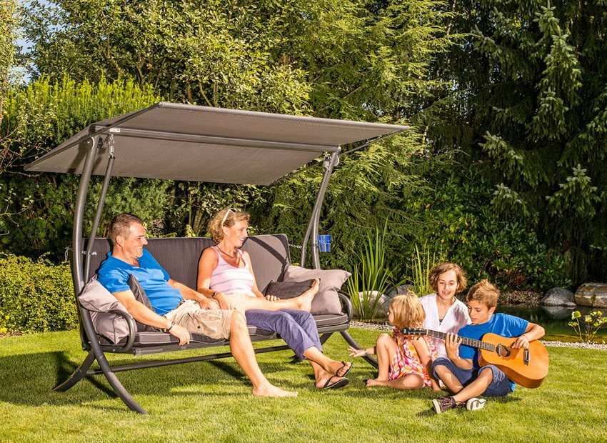 Yksityisen talon puutarhaan on asennettu tehtaan metallinen puutarhakeinu Yksityisen talon puutarhaan on asennettu tehtaan metallinen puutarhakeinu