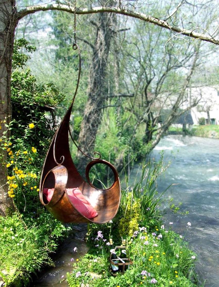 Suunnitteluvalikoima, kun luodaan keinu metallista omin käsin, on laaja ja sitä rajoittaa vain mielikuvitus Suunnitteluvalikoima, kun luodaan keinu metallista omin käsin, on laaja ja sitä rajoittaa vain mielikuvitus