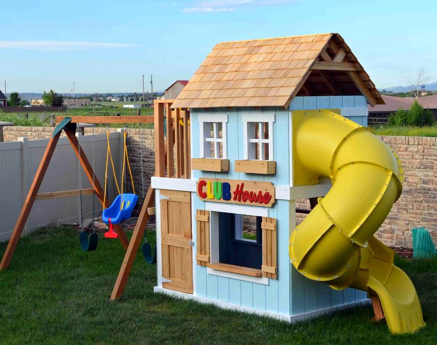 Zakrycie obszaru wokół zjeżdżalni dla dzieci powinno być jak najmniej traumatyczne Zakrycie obszaru wokół zjeżdżalni dla dzieci powinno być jak najmniej traumatyczne