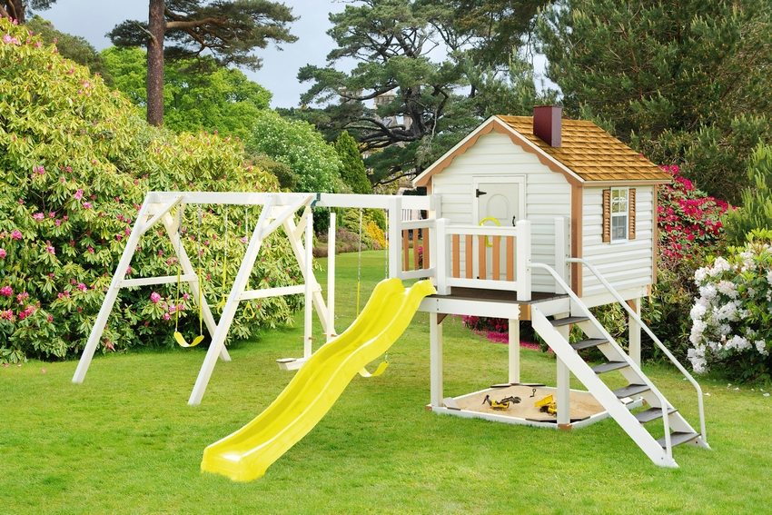 Piaskownicę można ustawić zarówno u podstawy zjeżdżalni, jak i na końcu zjazdu Piaskownicę można ustawić zarówno u podstawy zjeżdżalni, jak i na końcu zjazdu