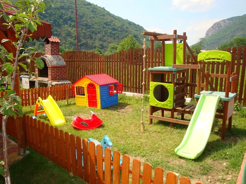 Dziecięcy kompleks sportowy wykonany z drewna ze zjeżdżalnią Dziecięcy kompleks sportowy wykonany z drewna ze zjeżdżalnią