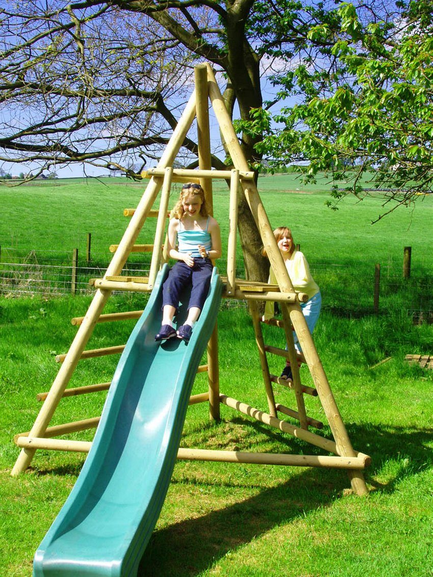 Prosta konstrukcja zjeżdżalni dla dzieci wykonana z pni drzew Prosta konstrukcja zjeżdżalni dla dzieci wykonana z pni drzew