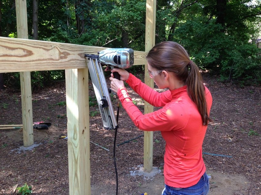 Proces budowania zjeżdżalni dla dzieci z drewna Proces budowania zjeżdżalni dla dzieci z drewna
