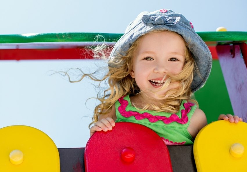 Balustrady i ogrodzenia to obowiązkowe elementy konstrukcyjne zjeżdżalni dla dzieci Balustrady i ogrodzenia to obowiązkowe elementy konstrukcyjne zjeżdżalni dla dzieci