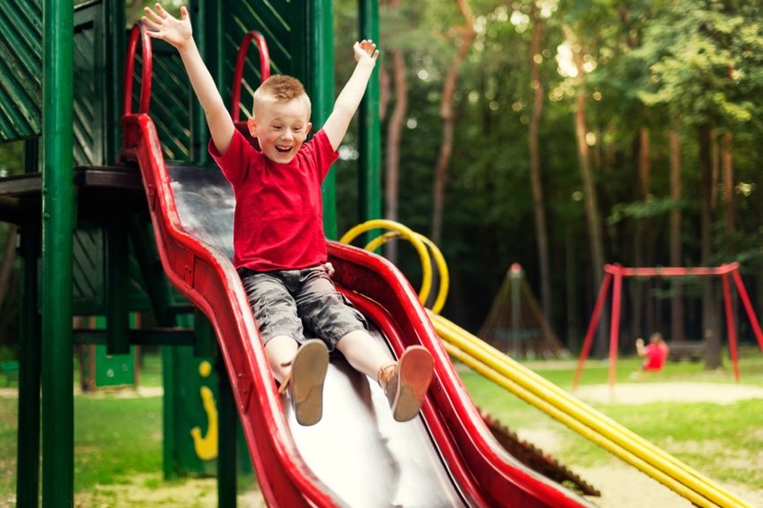Zjeżdżalnia metalowa z falistym spadkiem pokrytym farbą akrylową Zjeżdżalnia metalowa z falistym spadkiem pokrytym farbą akrylową