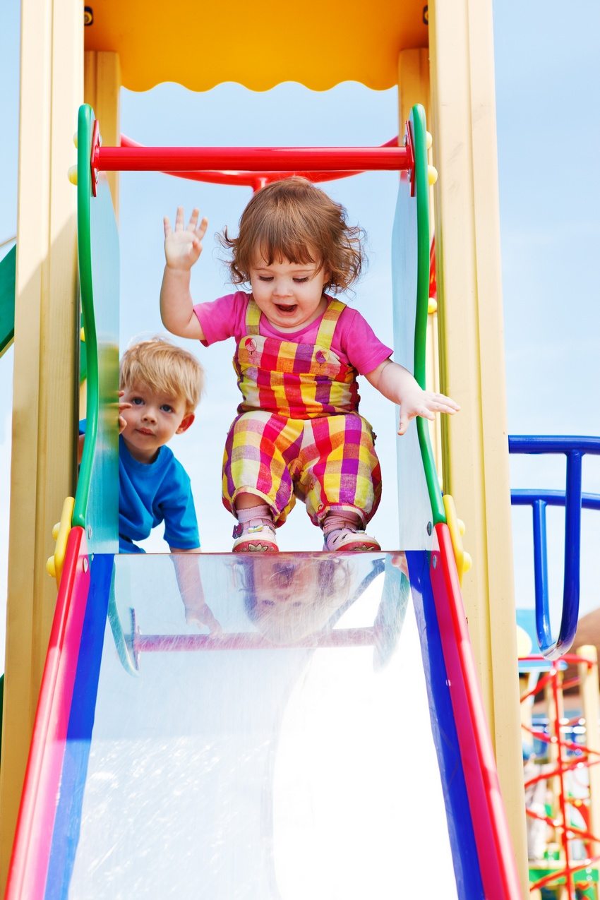 Najpopularniejszymi materiałami do budowy zjeżdżalni są drewno i metal. Najpopularniejszymi materiałami do budowy zjeżdżalni są drewno i metal.