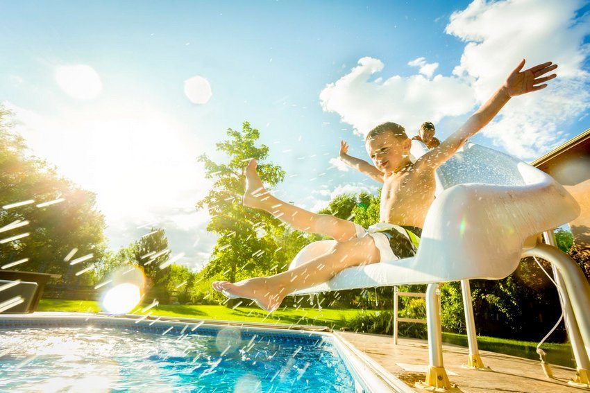 Zjeżdżalnia wykonana z metalu z plastikowym spadkiem, instalowana przy brodziku Zjeżdżalnia wykonana z metalu z plastikowym spadkiem, instalowana przy brodziku