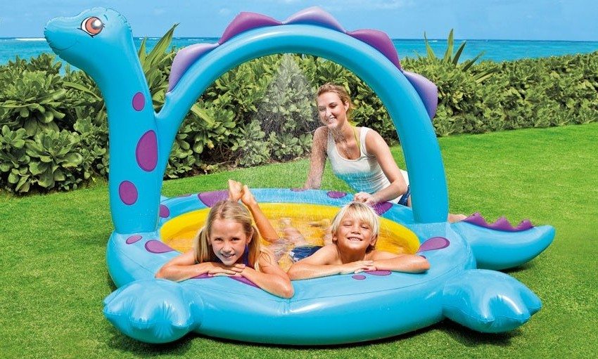 Piscina inflable de dinosaures amb arc i polvoritzador Piscina inflable de dinosaures amb arc i polvoritzador