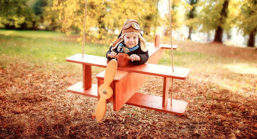 Kreatywna huśtawka w kształcie samolotu rozwija wyobraźnię dzieci Huśtawka ogrodowa dla dzieci do letnich domków i cechy ich projektów