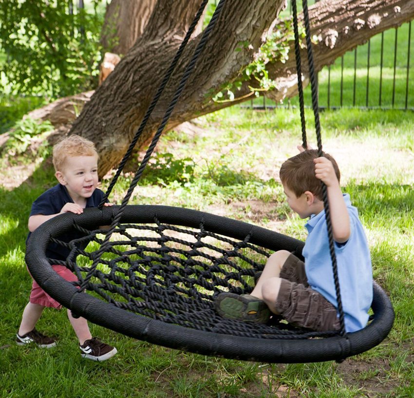 Okaleczenia pajęczyny są wykonane z mocnych lin i okrągłej podstawy Okaleczenia pajęczyny są wykonane z mocnych lin i okrągłej podstawy