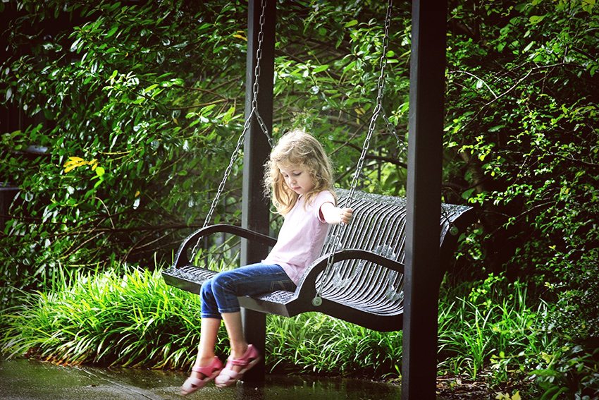 Solidna stacjonarna huśtawka wykonana z metalu Solidna stacjonarna huśtawka wykonana z metalu