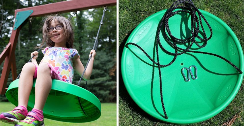 Okrągłe plastikowe siedzisko mocowane jest do ramy za pomocą zawiesi i karabinków Okrągłe plastikowe siedzisko mocowane jest do ramy za pomocą zawiesi i karabinków