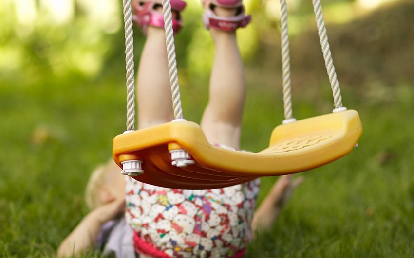 Instalując huśtawkę, należy zmierzyć wysokość siedziska, biorąc pod uwagę wzrost dziecka Instalując huśtawkę, należy zmierzyć wysokość siedziska, biorąc pod uwagę wzrost dziecka