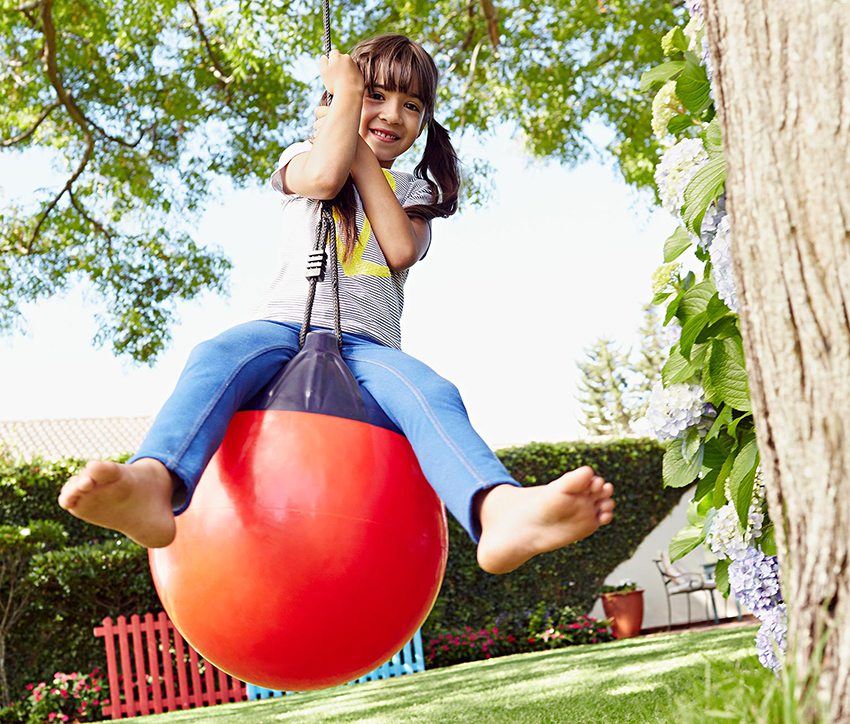 Niezwykła huśtawka dla dorosłego dzieciaka z liny i dużej wytrzymałej piłki Niezwykła huśtawka dla dorosłego dzieciaka z liny i dużej wytrzymałej piłki
