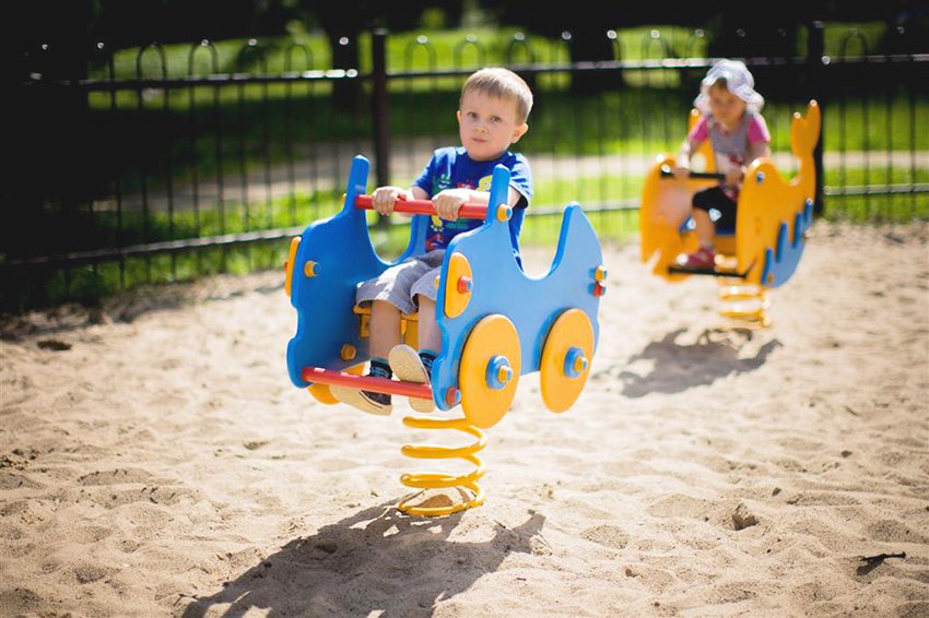 Uwagę maluszka mogą przyciągnąć kolorowe autka na sprężynach Uwagę maluszka mogą przyciągnąć kolorowe autka na sprężynach