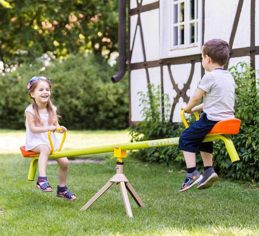 Balanser jest przeznaczony do zabawy dla dwóch przyjaciół Balanser jest przeznaczony do zabawy dla dwóch przyjaciół