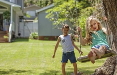 สวิงด้วยตัวเองสำหรับบ้านพักฤดูร้อน: ภาพถ่ายและคำแนะนำทีละขั้นตอน