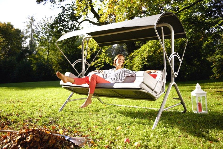 Ang swing ng metal para sa mga cottage ng tag-init na may awning at malambot na unan Ang swing ng metal para sa mga cottage ng tag-init na may awning at malambot na unan