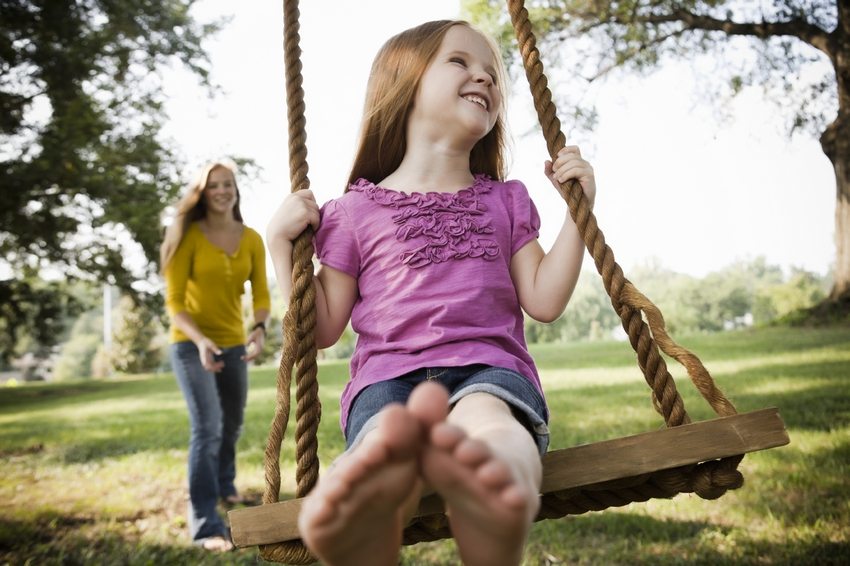 Ang simpleng swing ng mga bata para sa isang tirahan sa tag-init, nasuspinde sa mga lubid mula sa isang sangay ng puno Ang simpleng swing ng mga bata para sa isang tirahan sa tag-init, nasuspinde sa mga lubid mula sa isang sangay ng puno