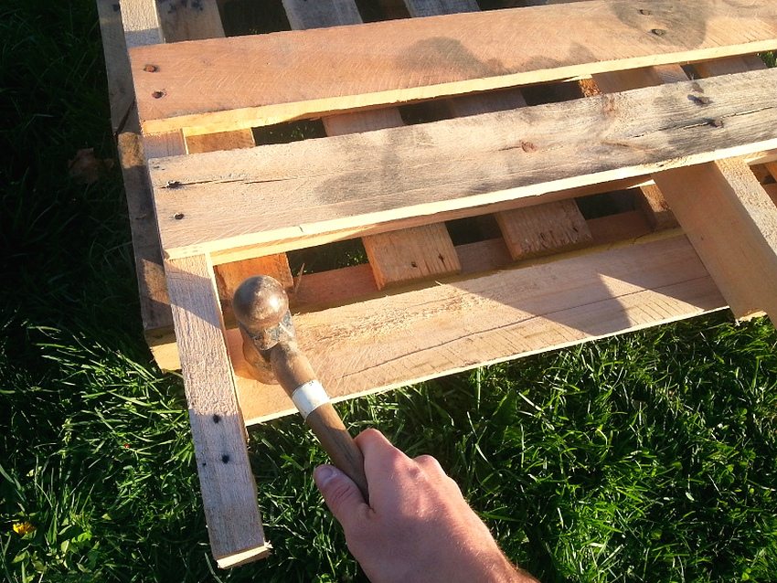 Ang mga palyet ay isang mahusay na materyal para sa paglikha ng orihinal na kasangkapan sa hardin Ang mga palyet ay isang mahusay na materyal para sa paglikha ng orihinal na kasangkapan sa hardin