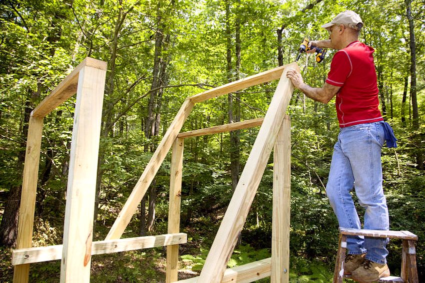 Ang proseso ng pagbuo ng isang bata na kumplikado na may swing at isang slide na gawa sa kahoy Ang proseso ng pagbuo ng isang bata na kumplikado na may swing at isang slide na gawa sa kahoy