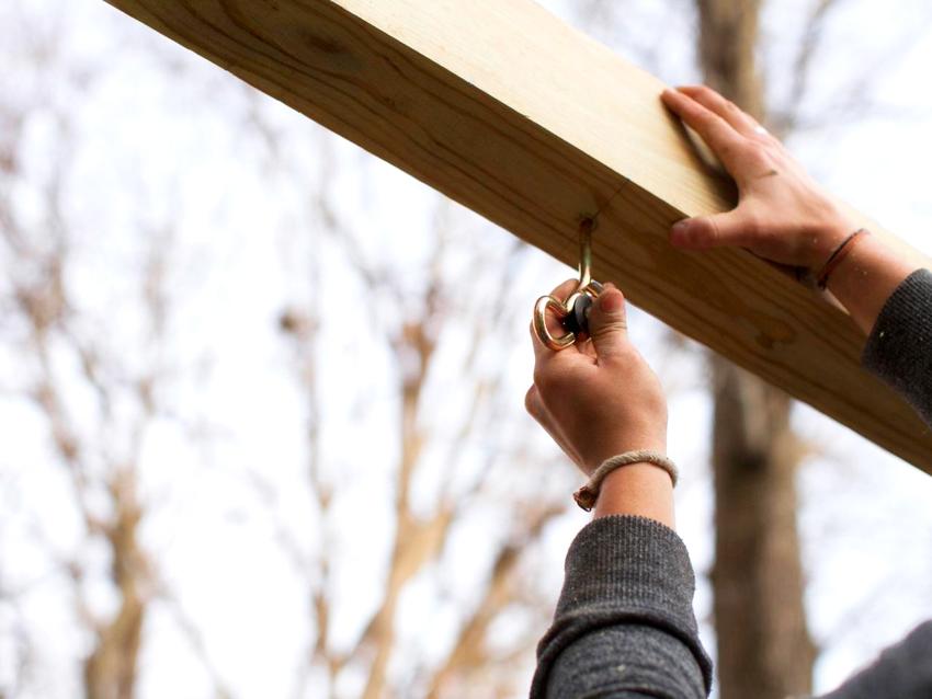 Pag-install ng mga fastener para sa pagbitay ng mga swing Pag-install ng mga fastener para sa pagbitay ng mga swing