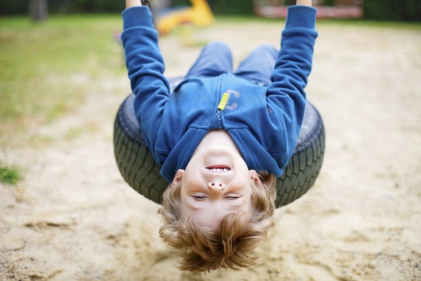 Sinuspinde ang indayog mula sa mga ginamit na gulong ng kotse Sinuspinde ang indayog mula sa mga ginamit na gulong ng kotse