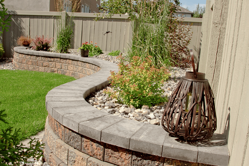 Aaltoileva kivirakenne viheralueilla Aaltoileva kivirakenne viheralueilla