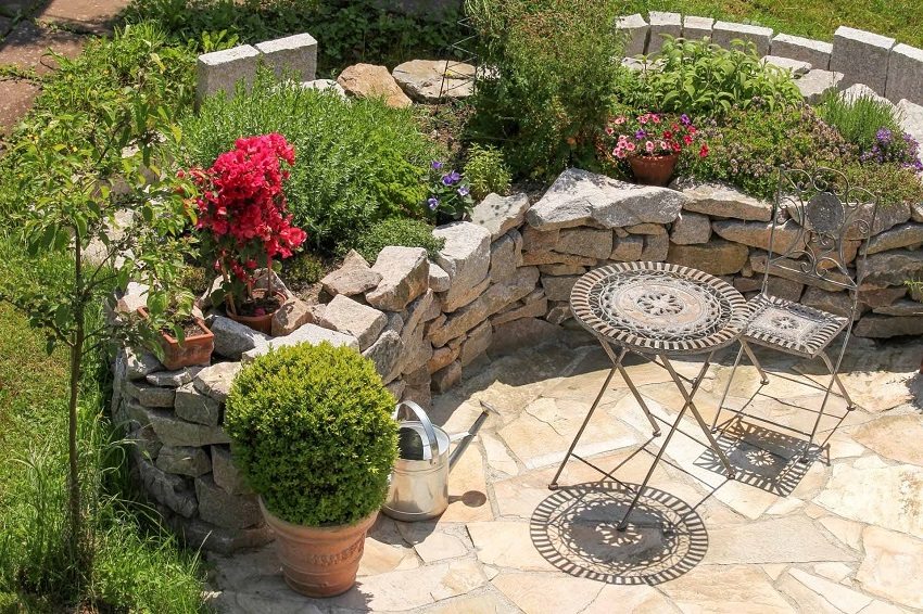 Korotettua kukkapenkkiä voidaan käyttää lepopaikan kaavoitukseen Korotettua kukkapenkkiä voidaan käyttää lepopaikan kaavoitukseen