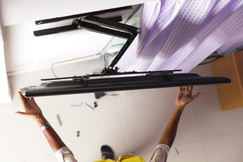 Pendakap keluar membolehkan anda menyesuaikan sudut TV dan jaraknya dari dinding Pendakap keluar membolehkan anda menyesuaikan sudut TV dan jaraknya dari dinding