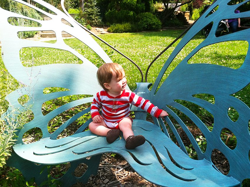 Uvanlig sommerfuglformet metallbenk for barn Uvanlig sommerfuglformet metallbenk for barn