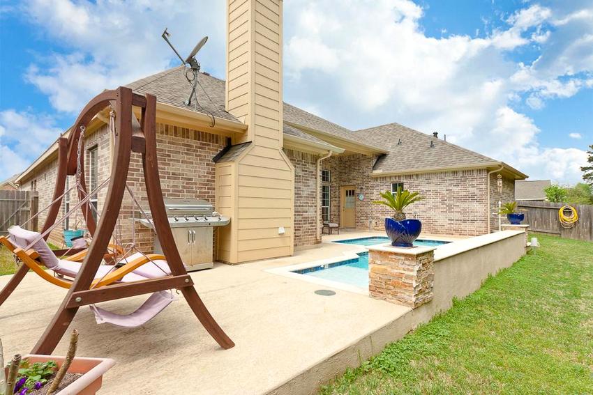 Terrasse med sittegruppe festet til et etasjes hus Terrasse med sittegruppe festet til et etasjes hus