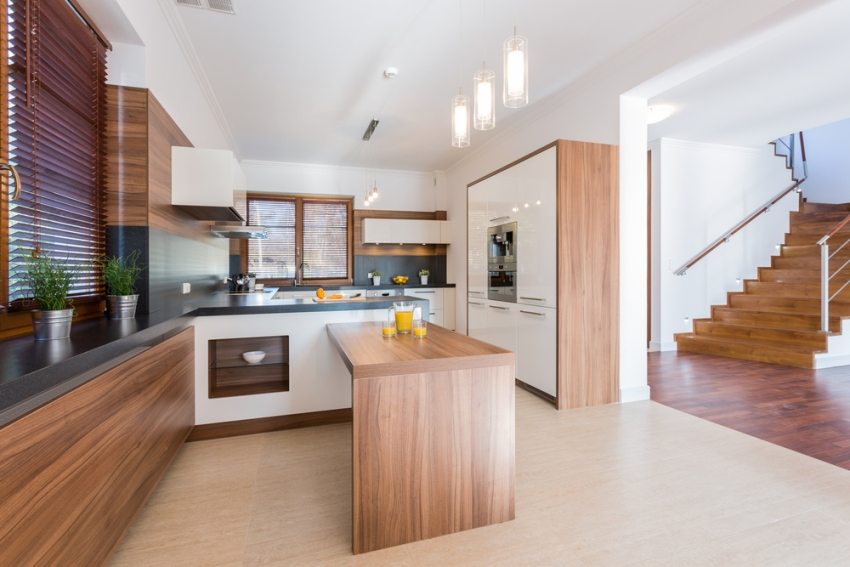 תשומת לב מיוחדת מוקדשת לבטיחות גרם מדרגות במהלך בניית בתים דו קומתיים. תשומת לב מיוחדת מוקדשת לבטיחות גרם מדרגות במהלך בניית בתים דו קומתיים.