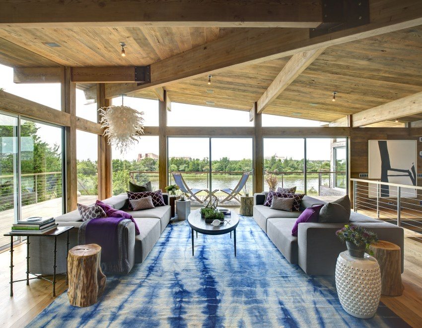 סלון בקומה השנייה עם חלונות פנורמיים וקישוטי עץ סלון בקומה השנייה עם חלונות פנורמיים וקישוטי עץ