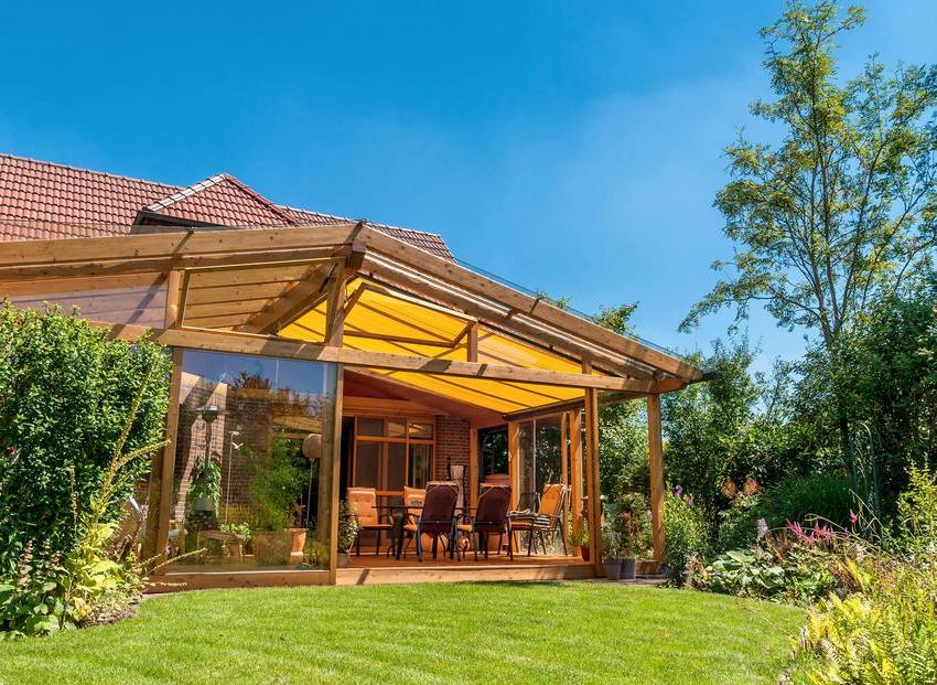 Zamknięty taras z dachem z poliwęglanu przymocowany do domu 6 na 6 m Zamknięty taras z dachem z poliwęglanu przymocowany do domu 6 na 6 m